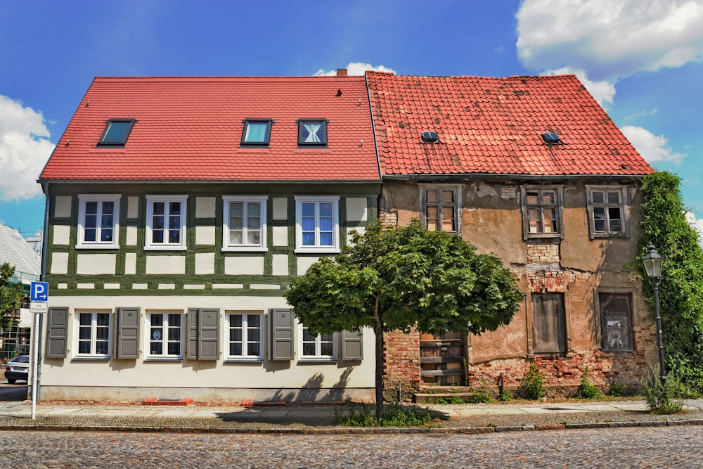 Vorher-Nachher-Bild eines Hauses nach Altbausanierung 